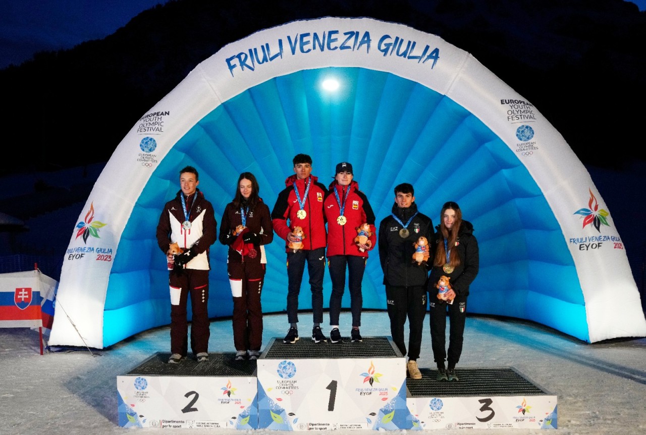 La dupla española subió a lo alto del podio para recibir el oro por su actuación en el relevo mixto de esquí de montaña del Festival Olímpico de la Juventud Europea (Foto cortesía COE)